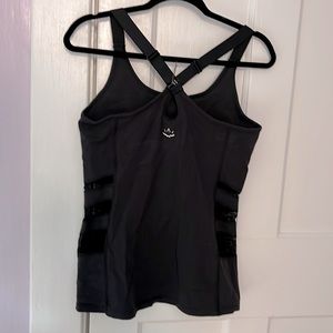 XL Beyond Yoga tank with built in bra. Mesh cut outs on the sides.